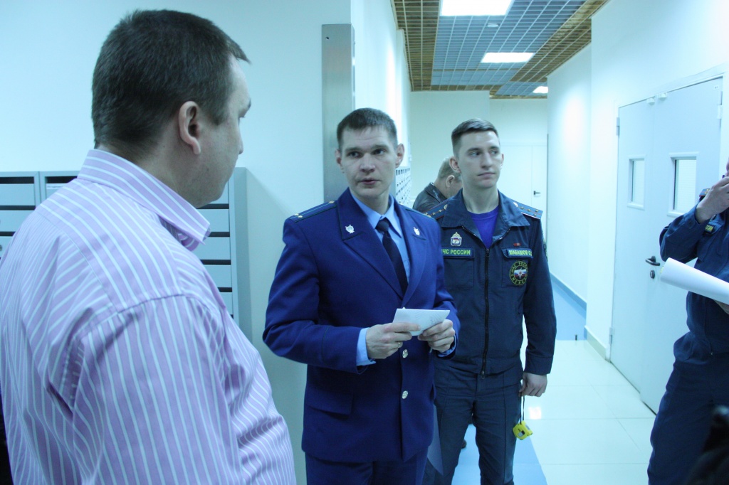 Проверку проводил помощник прокурора Ленинского АО г. Тюмени, юрист 3 класса Николай Голованов (в центре)