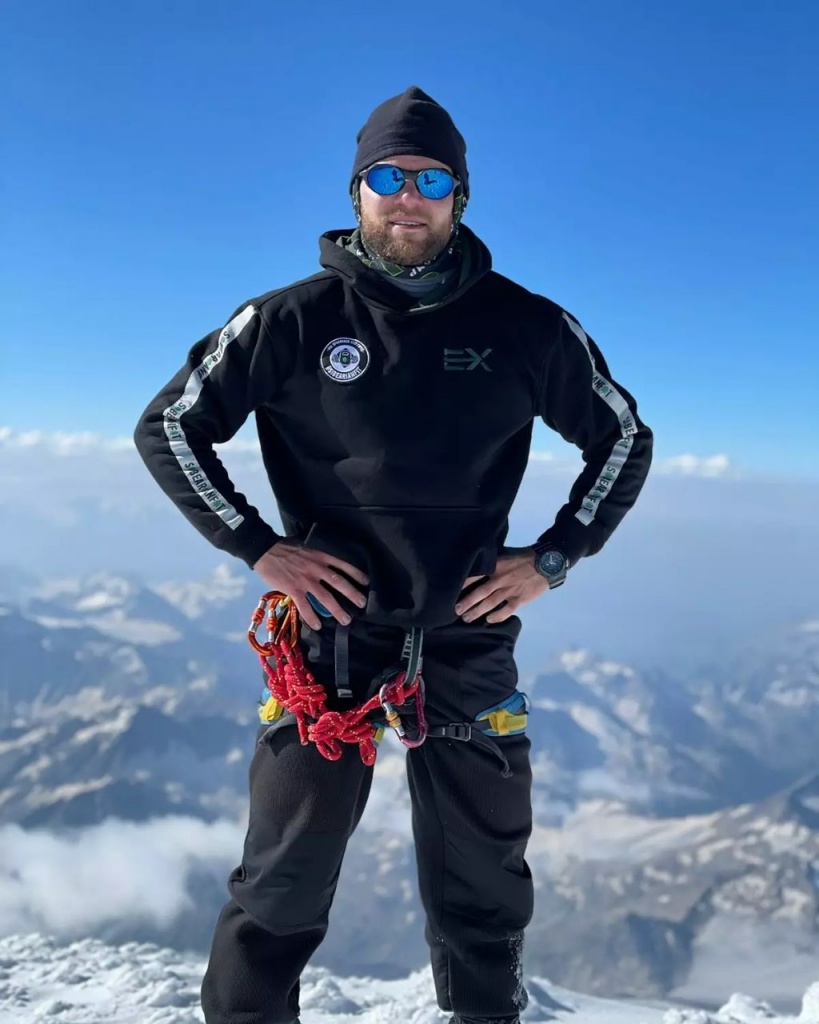 Исполнительный директор клуба Sibearianfit Евгений Забоев на вершине горы Эльбрус в свой день рождения! 