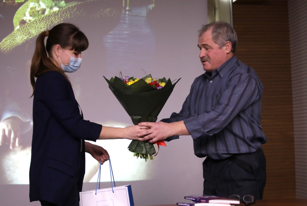 Цветы от депутата В.Ю.Пискайкина вручает секретарь Екатерина Унгефухт